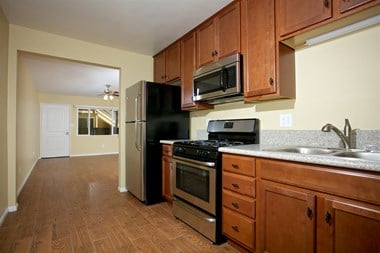 535 Woodlawn Ave 3 Beds Apartment for Rent Photo Gallery 1